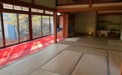 お寺でヨガ